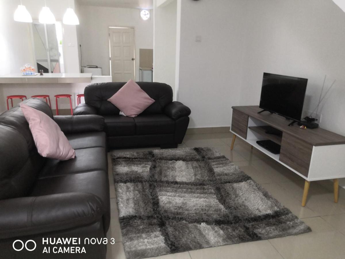 Abah 2 Room Homestay Pasir Gudang Exterior photo